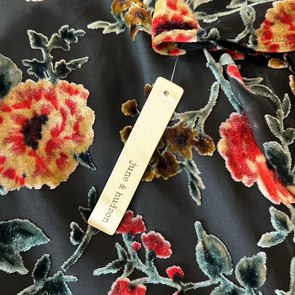 June and Hudson - Black-shear top with velvet floral design.  Size extra large. - Picture 11 of 11